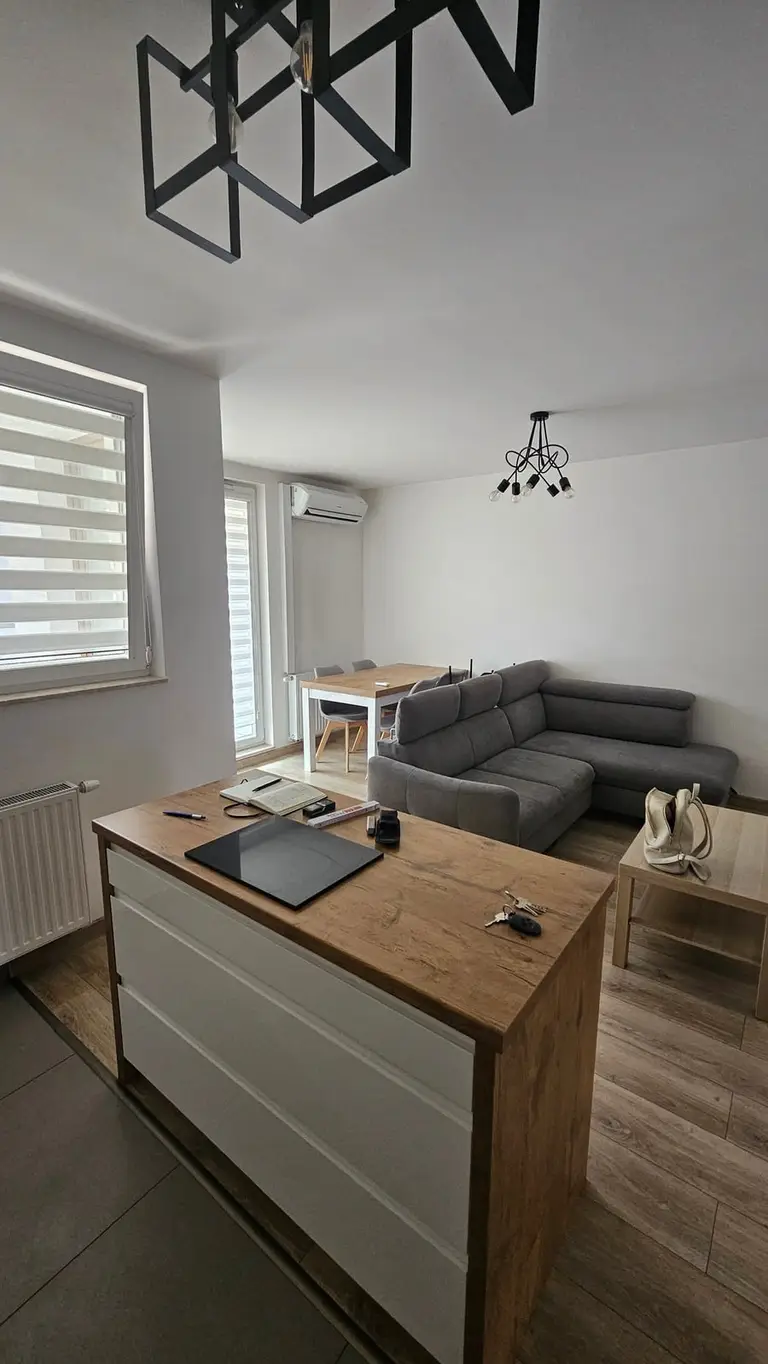 Salon przed home stagingiem: surowa aranżacja, pusta ściana za kanapą