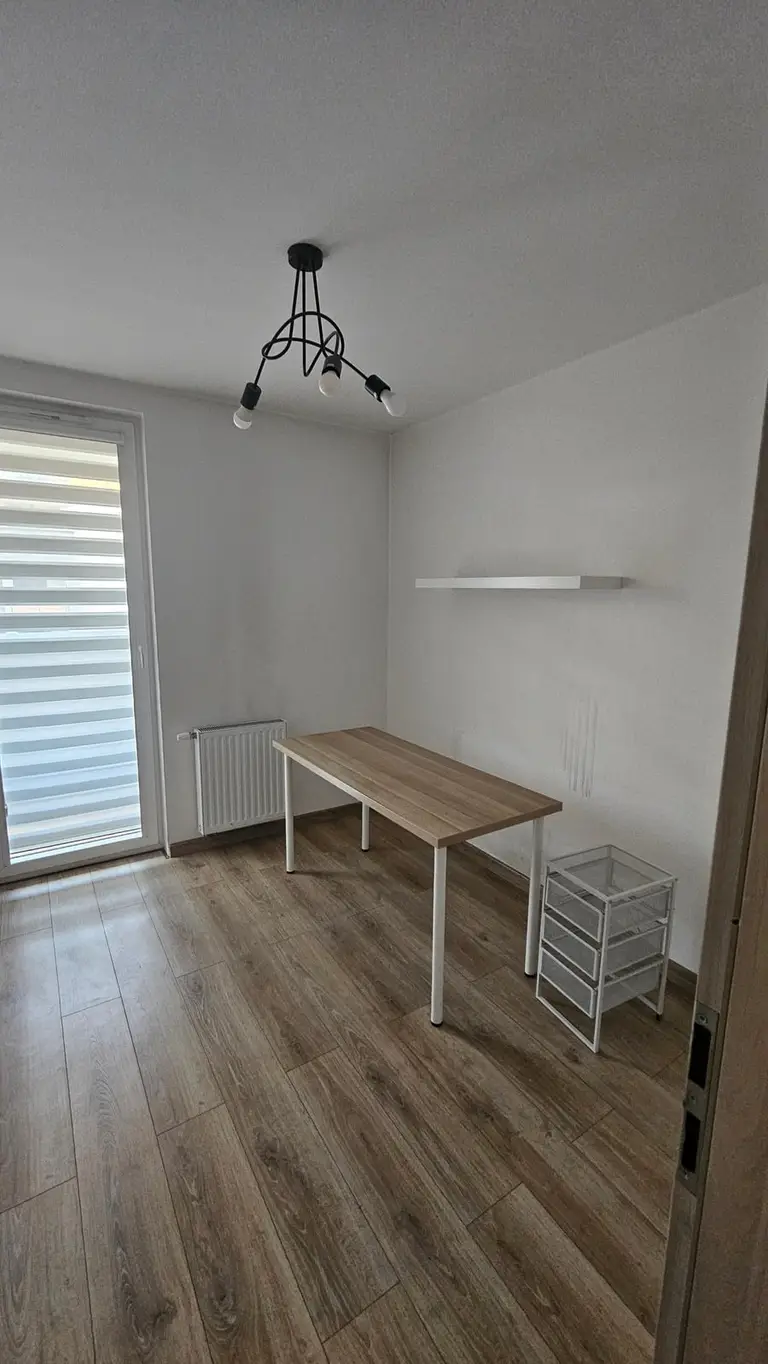 Pokój przed home stagingiem: samo biurko i puste ściany