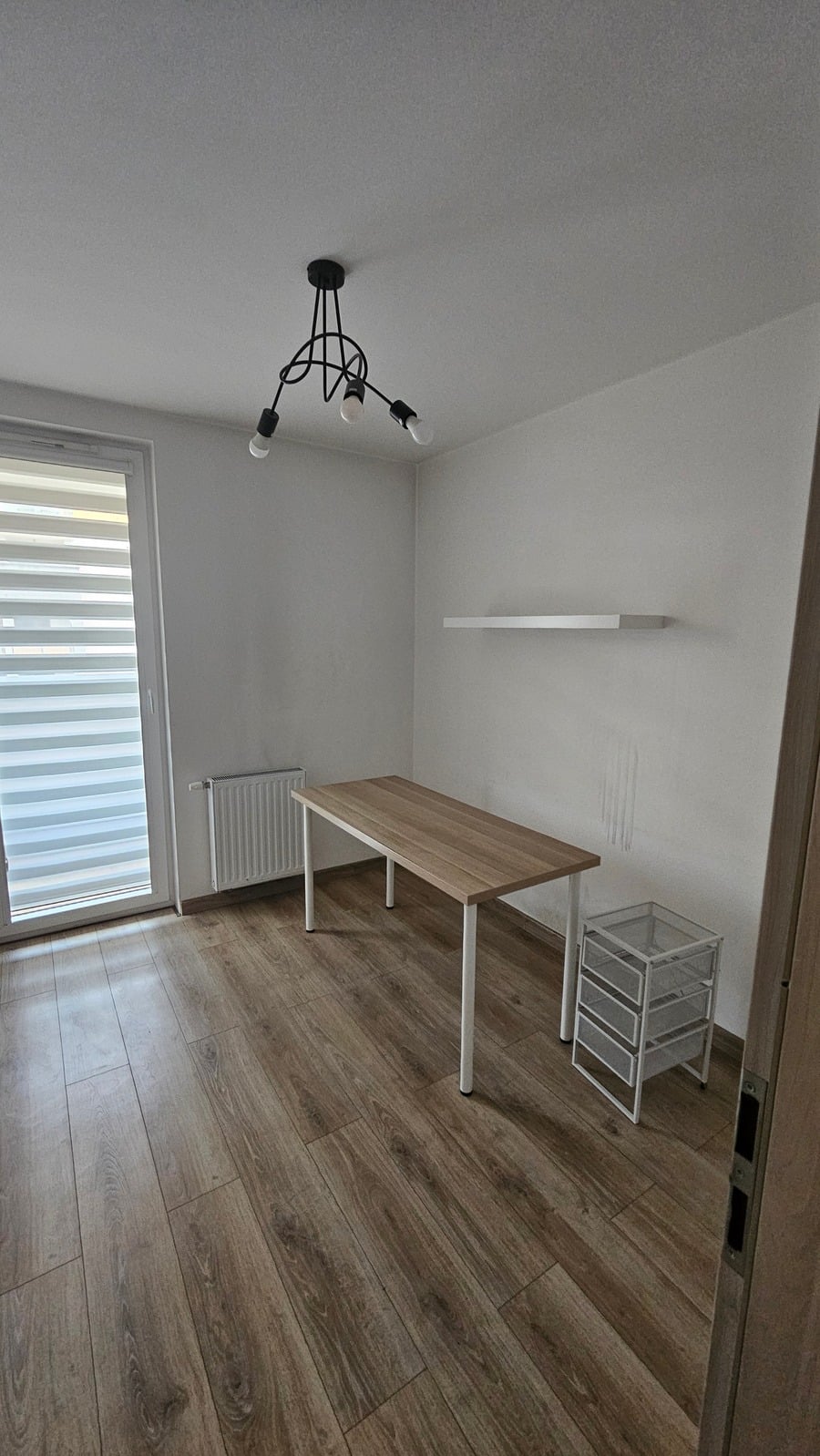 Pokój przed home stagingiem: samo biurko i puste ściany